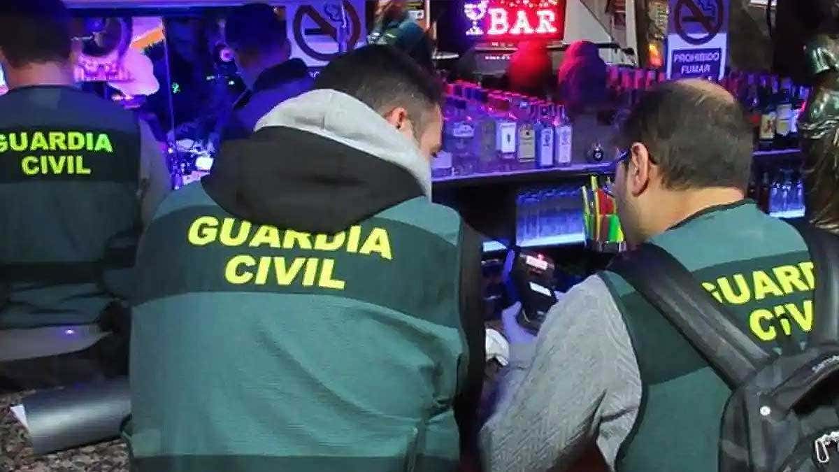 Registro en un bar por la Guardia Civil.