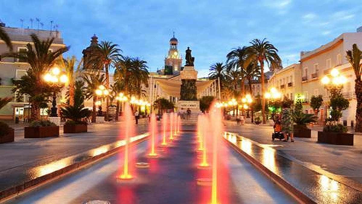 Vista del atardecer en la Plaza del Ayuntamiento de Cádiz.