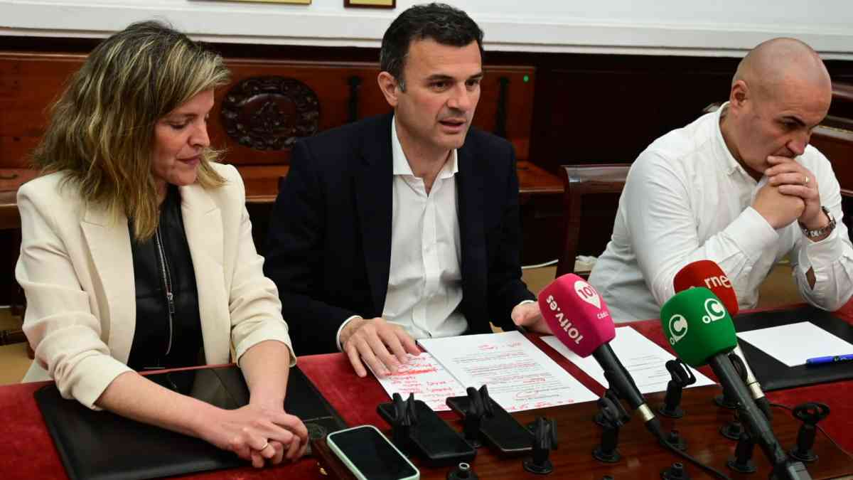 Bruno García, junto a los ediles Maite González y José Carlos Teruel, en la rueda de prensa de este viernes.