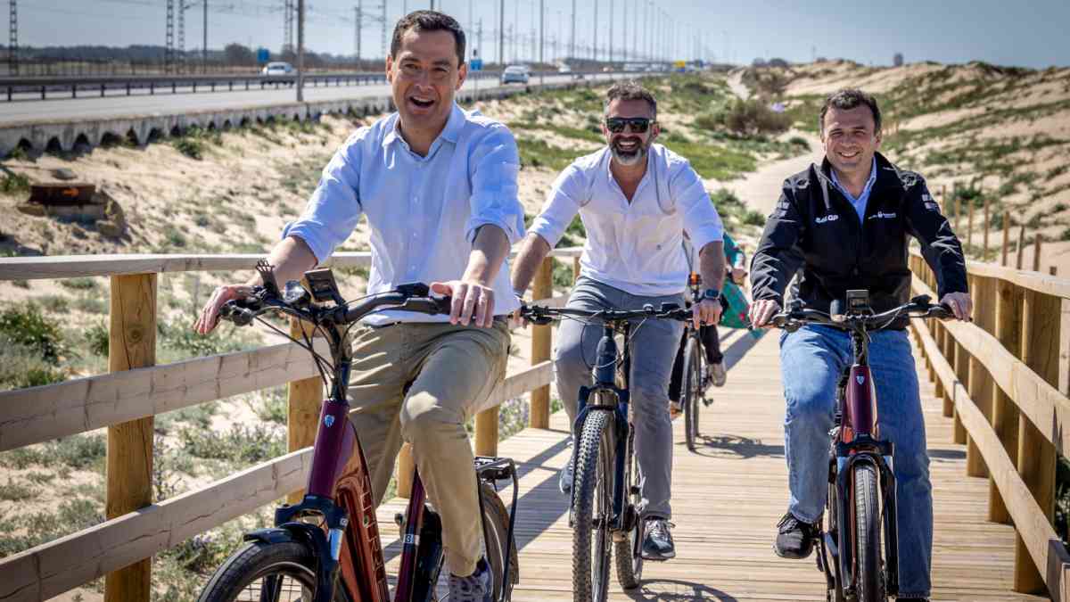 Juanma Moreno, seguido por el alcalde de Cádiz, Bruno García, tras la inauguración del Eurovelo 8.