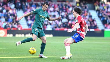 Luis Hernández, vestido con una equipación verde del Cádiz CF, juega un balón en un partido oficial ante el Granada CF
