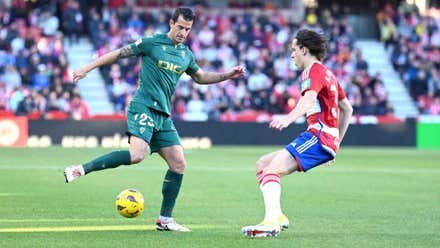 Luis Hernández, vestido con una equipación verde del Cádiz CF, juega un balón en un partido oficial ante el Granada CF