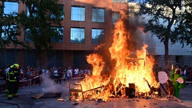 Un Juanillo durante una edición anterior de esta tradición popular, que regresa este 23 de junio a calles y plazas de Cádiz.
