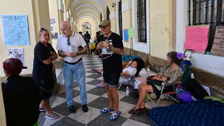 La protesta de personas sin hogar en el Ayuntamiento de Cádiz en primera persona: “No pedimos la luna, solo un sitio digno”