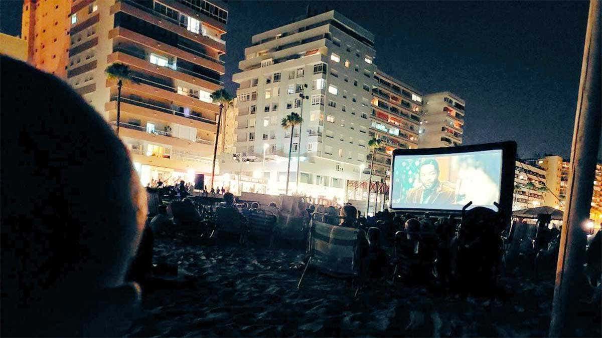 Imagen de una proyección de cine de verano de otro año