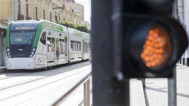 La Junta de Andalucía licita por 13 millones de euros el nuevo mantenimiento de los trenes del Trambahía