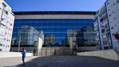 La oposición cuestiona el acuerdo comercial del estadio y exige transparencia al Ayuntamiento