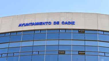 Rotulo en el Nuevo Mirandilla en el solo se lee Ayuntamiento de Cádiz