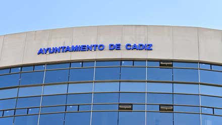 Rotulo en el Nuevo Mirandilla en el solo se lee Ayuntamiento de Cádiz