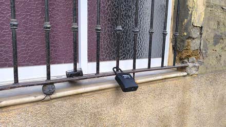Caja de seguridad con las llaves de una vivienda turística en Cádiz