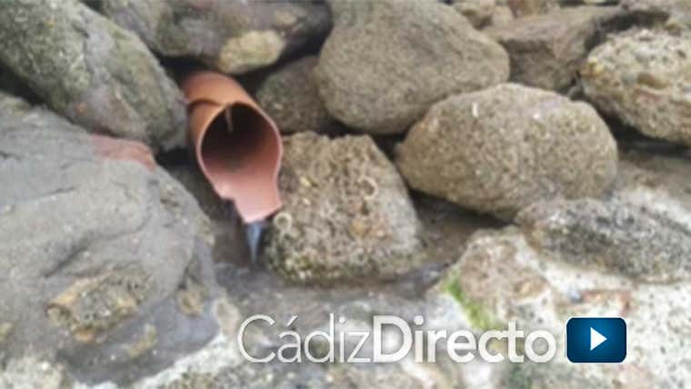 Denuncian el vertido de cientos de metros cúbicos de agua potable desde el Castillo de San Sebastián de Cádiz