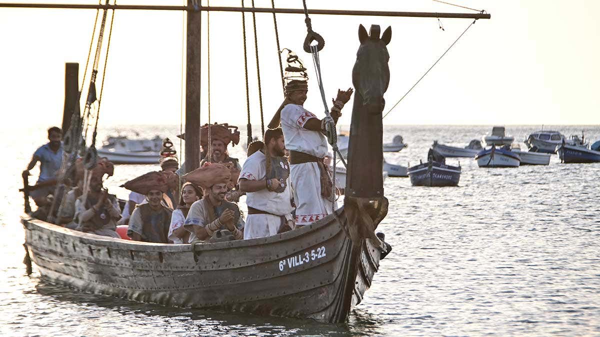 Un supuesto barco fenicio llega a La Caleta durante el Evento Cádiz Fenicia