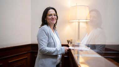 La diputada Esther Gil de Reboleño, de Sumar Cádiz, aparece en el interior del Congreso de los Diputados presentando documentación en el registro. Lleva un traje gris claro y sostiene una carpeta con papeles. La imagen es de archivo y refleja un gesto formal y decidido.