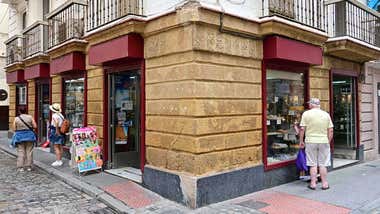 Cierra la histórica pastelería de El Pópulo en Cádiz para hacer apartamentos turísticos