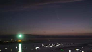 Las espectaculares imágenes del cometa del siglo sobre La Caleta de Cádiz