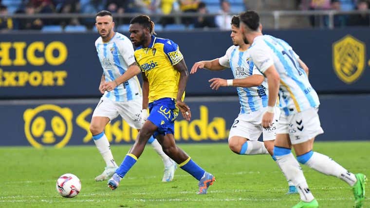 El Cádiz CF recibe al líder, el Racing de Santander, a un punto del descenso