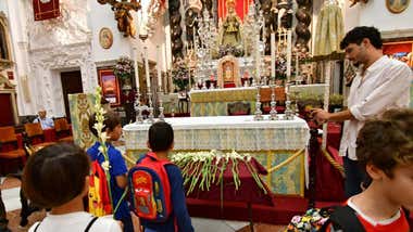 Niños y niñas de Cádiz llevando los tradicionales nardos a la patrona de la ciudad, la Virgen del Rosario
