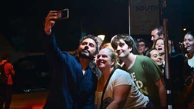 Paco León haciéndose un selfie con fans en la alfombra roja del Castillo de Santa Catalina en la primera edición del South, en 2023 Foto: Eulogio García.