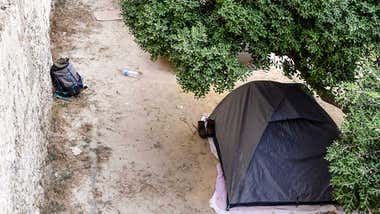 Concentración en memoria de la persona sin hogar fallecida en los jardines bajo Puerta Tierra