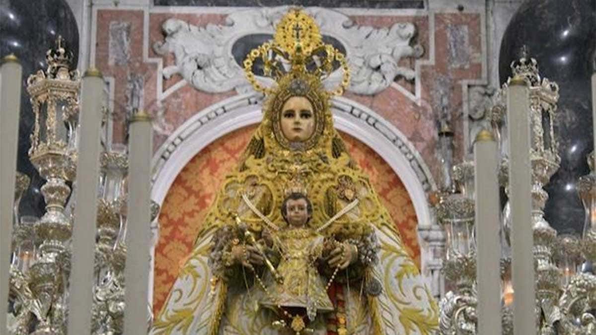 Imagen de la Virgen del Rosario, Patrona de Cádiz, en la iglesia de Santo Domingo, una de las 22 imágenes participantes en el Besamanos Magno 2025