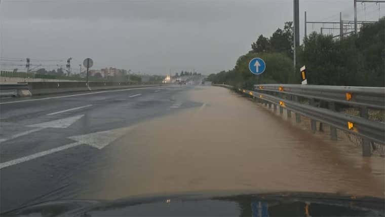 30 carreteras de Cádiz siguen con cortes y restricciones de tráfico tras la DANA