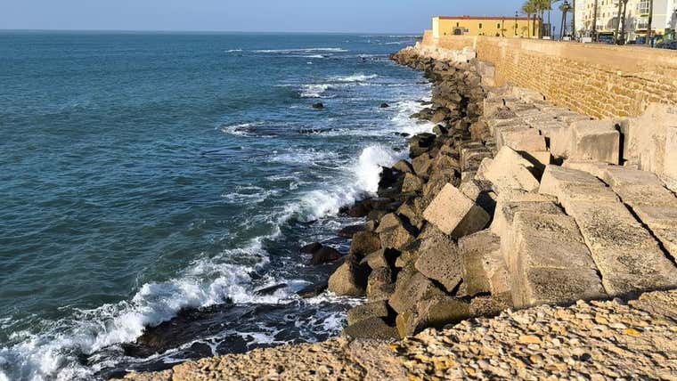 La Aemet amplía la alerta por viento en Cádiz. ¿Dónde soplará más el Levante en la provincia?