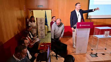 Enrique Miranda ejerciendo de mano inocente en el último sorteo del orden de actuación del COAC del Carnaval de Cádiz.