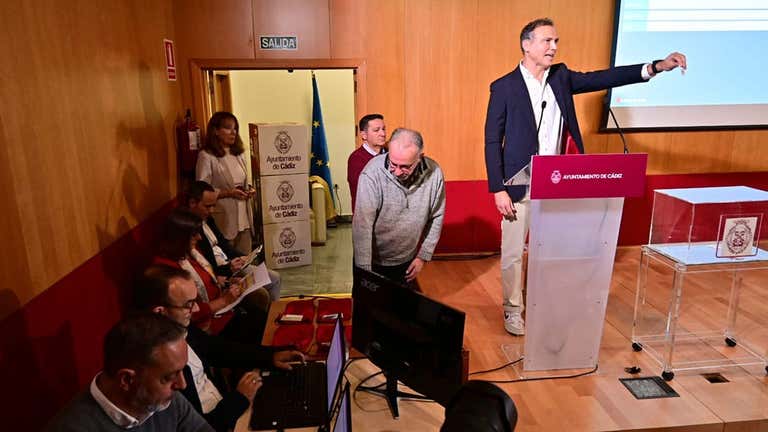 Enrique Miranda ejerciendo de mano inocente en el último sorteo del orden de actuación del COAC del Carnaval de Cádiz.