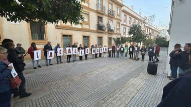 Concentración en recuerdo de la quinta persona sin hogar que ha muerto en las calles de Cádiz este 2024