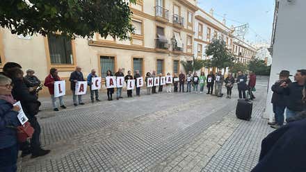 Concentración en recuerdo de la quinta persona sin hogar que ha muerto en las calles de Cádiz este 2024