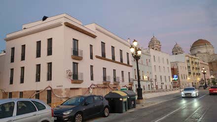 A la venta en Cádiz un dúplex de 49 metros con una habitación y al 'módico' precio de 318.000 euros