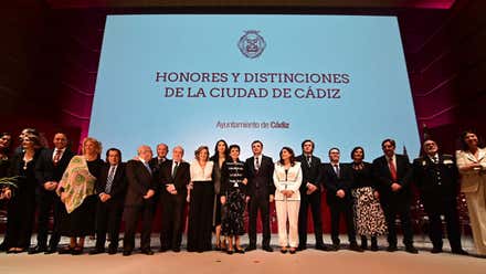 Cádiz rinde homenaje a sus hijos e hijas predilectos y adoptivos en una emotiva ceremonia