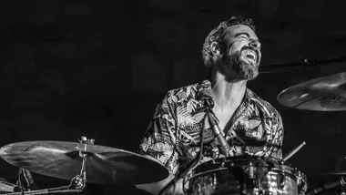 Javi Ruibal durante su concierto en directo, una de las propuestas musicales destacadas de la programación de diciembre.