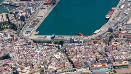 La presidenta de la Autoridad Portuaria entrega al alcalde de Cádiz el proyecto de urbanización del Muelle Ciudad