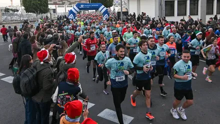 Primeros metros de la edición de 2024 de la San Silvestre de Cádiz. Gorros de Papá Noel y mucho público y participantes.