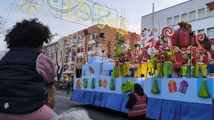 La Carroza de 'El Grinch' de la Cabalgata de Reyes de Cádiz en este 2025. Foto: José Luis Porquicho Prada.