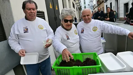 Tres personas muestras erizos en la última Erizadad Popular celebrada, es febrero de 2025.