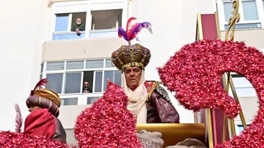 El rey Baltasar en la Cabalagata de Reyes Magos de Cádiz.