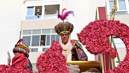 El rey Baltasar en la Cabalagata de Reyes Magos de Cádiz.