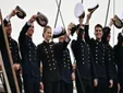 Los Reyes despiden al Elcano en Cádiz con la Princesa Leonor a bordo