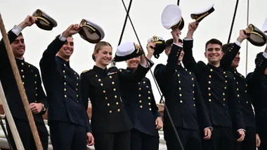 Los Reyes despiden al Elcano en Cádiz con la Princesa Leonor a bordo