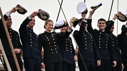 Los Reyes despiden al Elcano en Cádiz con la Princesa Leonor a bordo