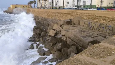 Fuerte oleaje en el Campo del Sur de Cádiz rompiendo contra los bloques
