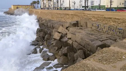 Fuerte oleaje en el Campo del Sur de Cádiz rompiendo contra los bloques