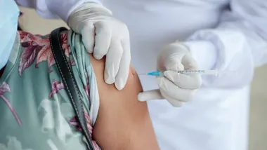 El Hospital Puerta del Mar de Cádiz habilita un punto de vacunación sin cita previa contra gripe y Covid-19