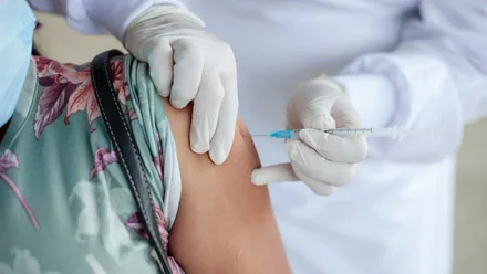 El Hospital Puerta del Mar de Cádiz habilita un punto de vacunación sin cita previa contra gripe y Covid-19