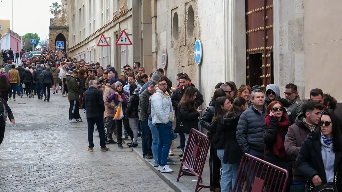 El sprint por las entradas del COAC: frío, carreras y una cola que no dejaba de crecer