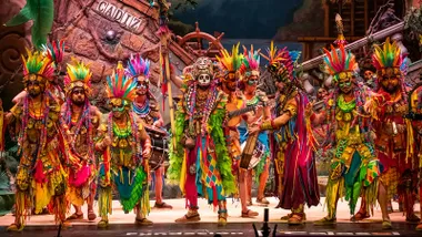 La comparsa 'La Tribu' es una de sus actuaciones en el COAC en el Teatro Falla.