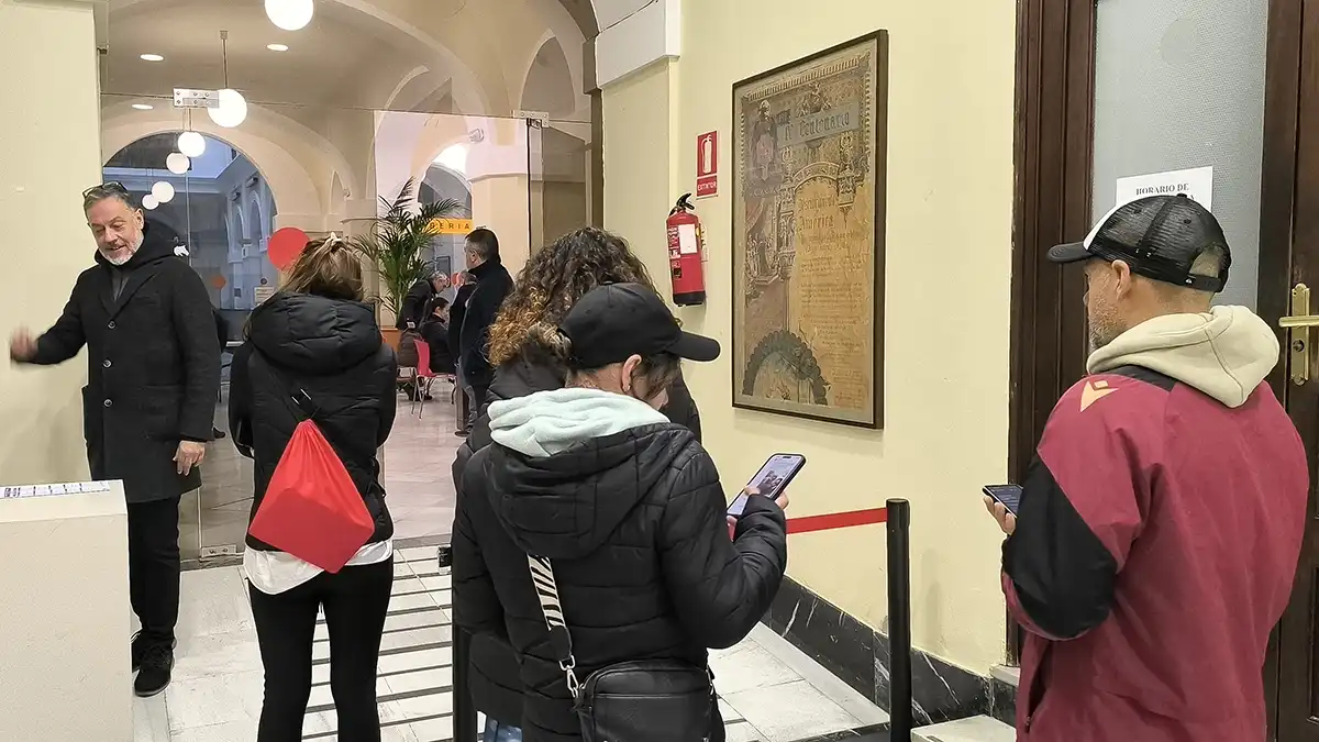 El sprint por las entradas del COAC: frío, carreras y una cola que no dejaba de crecer