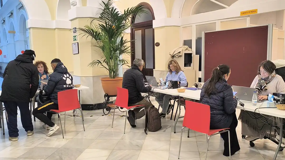 El sprint por las entradas del COAC: frío, carreras y una cola que no dejaba de crecer